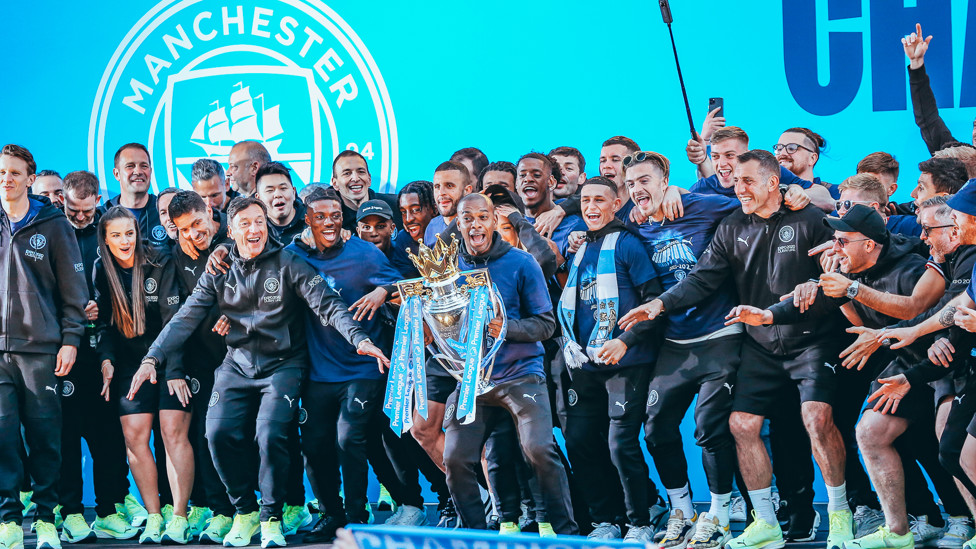 LIFT OFF: Ferna bersiap untuk mengangkat piala tinggi-tinggi