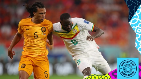 آكي يساهم في فوز هولندا بثنائية نظيفة على السنغال في كأس العالم