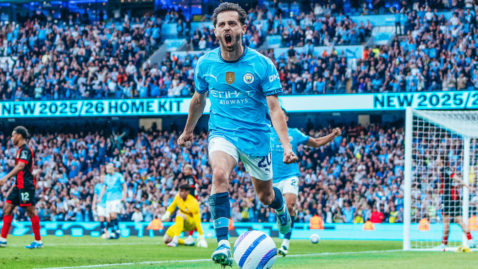 SUPER SILVA : Celebrates after doubling the lead!