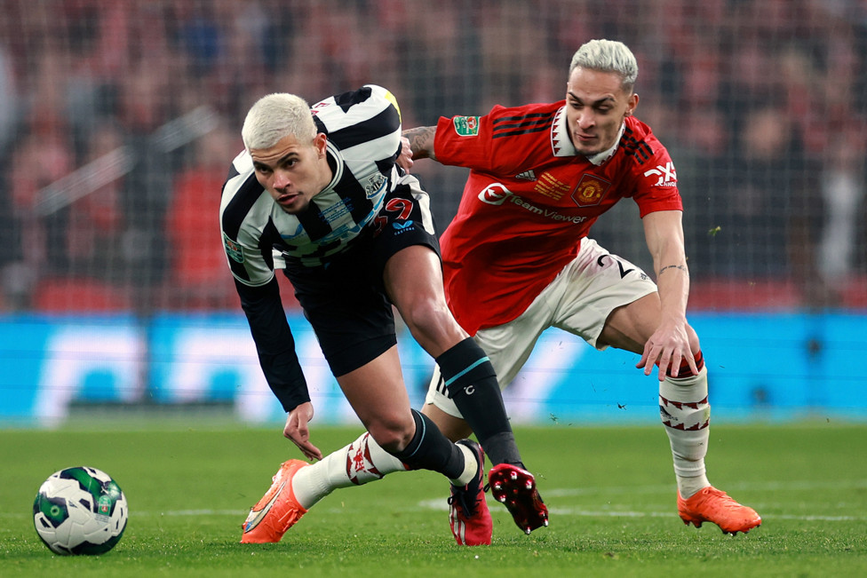 CÉREBRO DA EQUIPE  : Bruno Guimarães em ação na final da Copa da Liga contra o Manchester United.