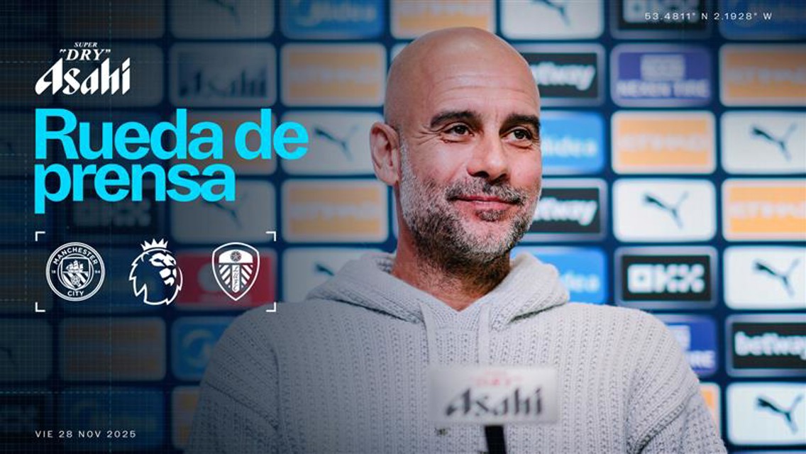 Blurred face press conference backdrop with logos of Manchester City, Premier League, and Leeds United. Text in Spanish 'Rueda de prensa' and coordinates for Etihad Stadium. Date: 28 Nov 2025.