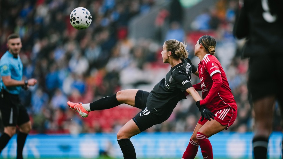 TOUCH TIGHT ： Vivianne Miedema 在 Fuka Nagano 的压力下将球击倒