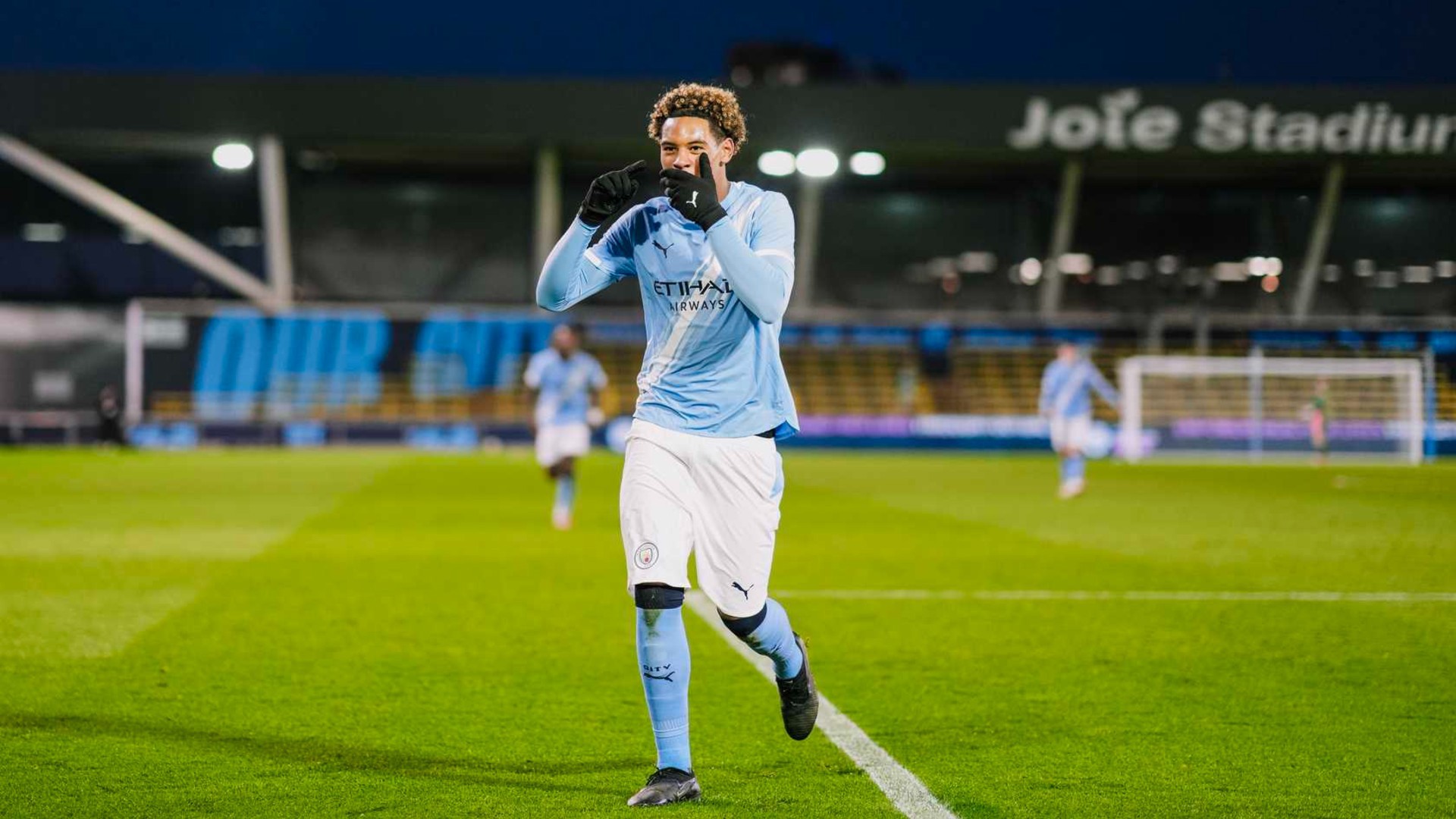 CELEBRATIONS : Floyd Samba wheels away after making it five