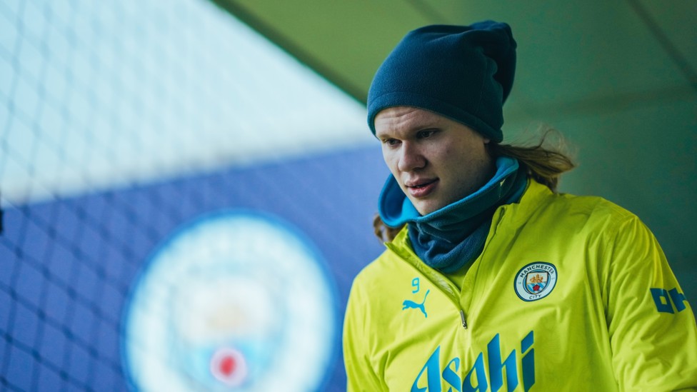 HAIR DOWN : Erling Haaland gets ready for training