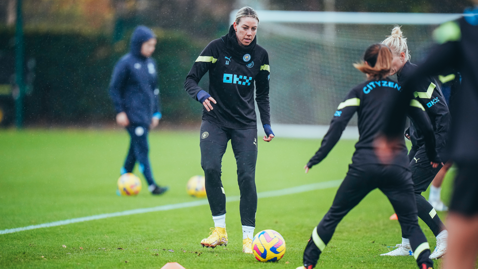 RONDO : Alanna Kennedy picks a pass