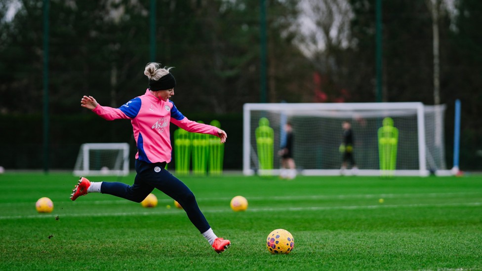 SKIPPER : Alex Greenwood spreads the play