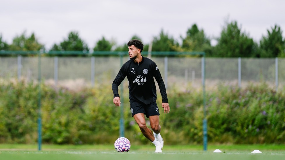 PICK A PASS : Matheus Nunes scans around