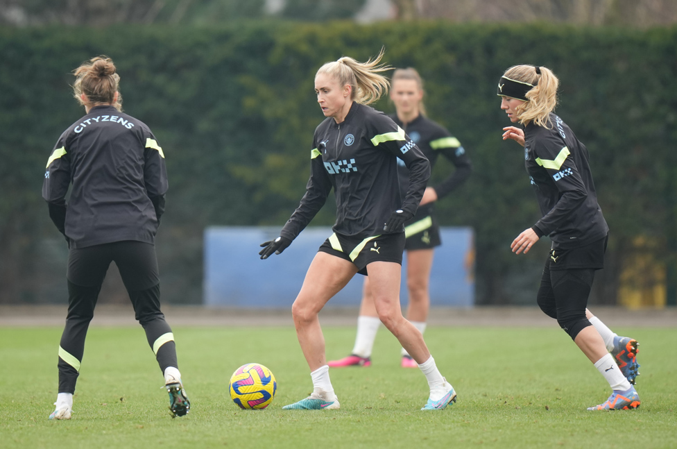 CAPTAIN FANTASTIC  : Steph Houghton keeps the play moving