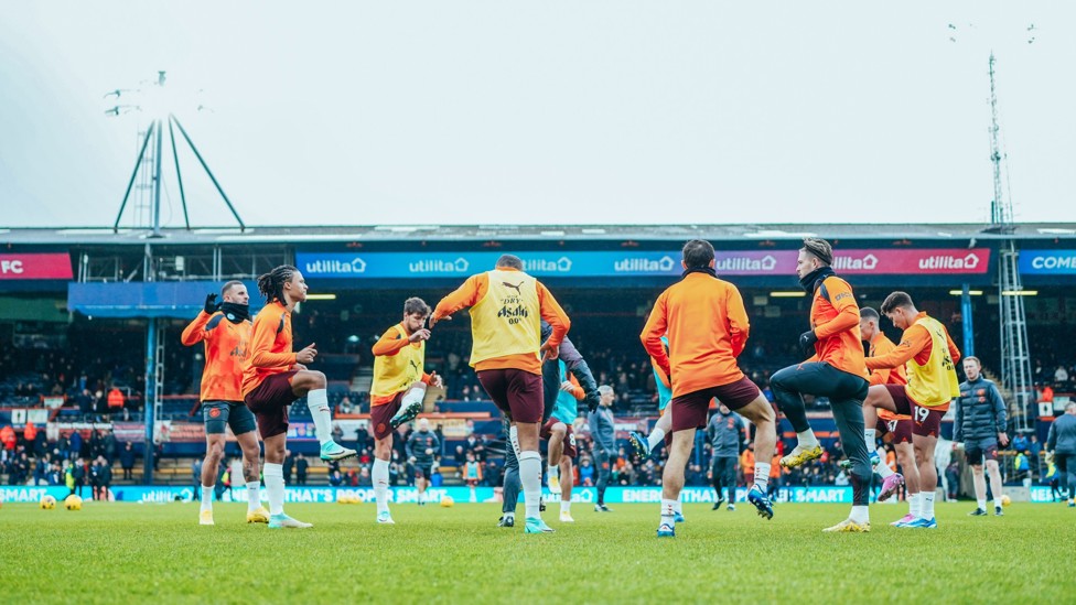 GET LOOSE : The players go through their pre-match drills.