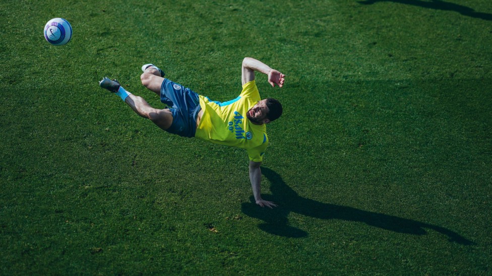 AIRBORNE  : Mateo Kovacic uses his athleticism.
