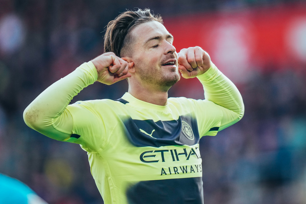 GREALISH COMEMORA GOL CONTRA O SAINTS EM ABRIL DE 2023