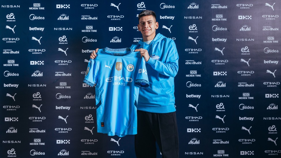 FIRST LOOK : Our new man gets hold of the sky blue shirt for the first time