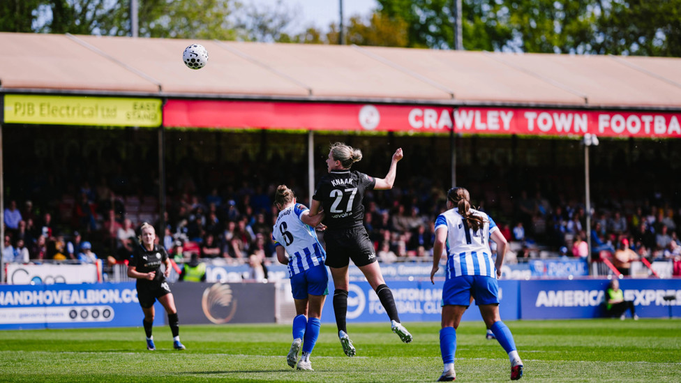 Never stop : Rebecca Knaak fighting in the final third