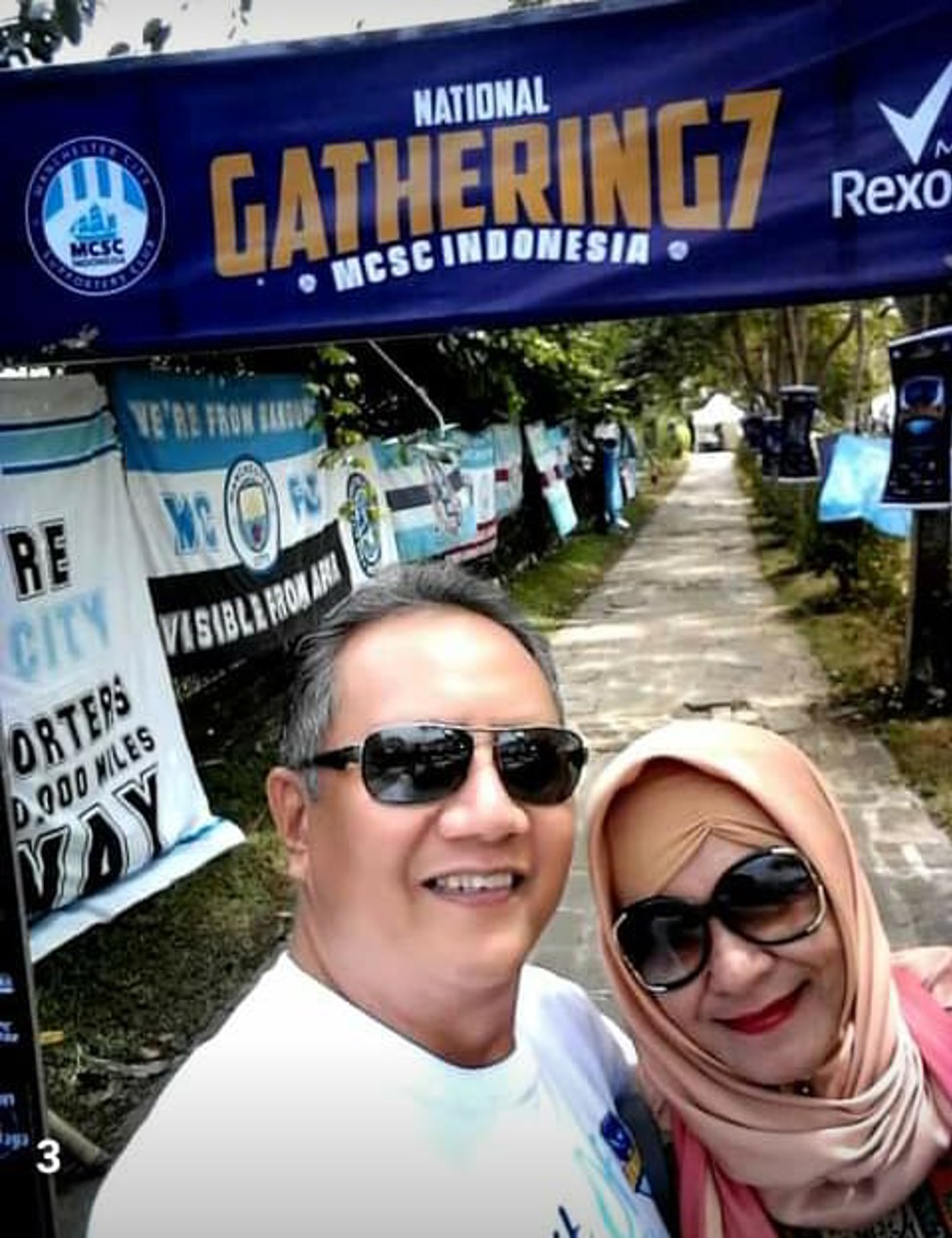 BERSAMA ISTRI : Om Priadi bersama istri yang selalu setia menemani ke acara-acara para penggemar City