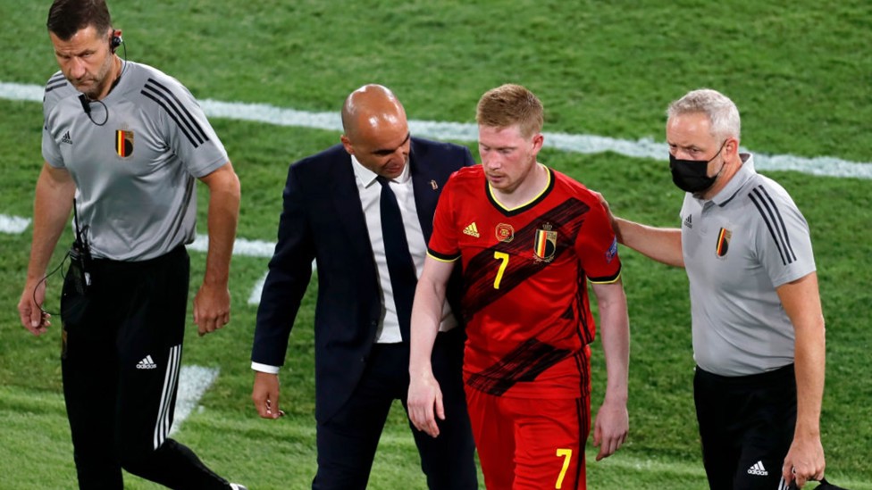 SUSTITUIDO. : De Bruyne tuvo que abandonar el partido por molestias físicas.