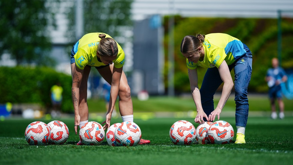 Kerstin Casparij and Jess Park select their weapons...