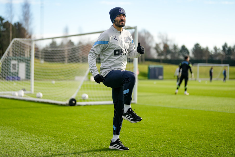 TRABALHOS FÍSICOS  : Gundogan aquece antes do treino. 
