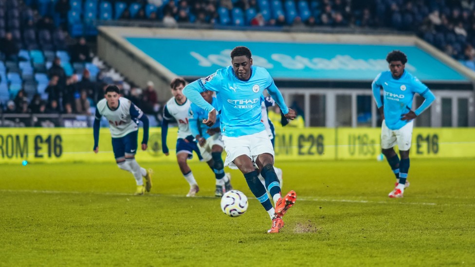 CLINICAL : Divin Mubama converts the penalty to double City's lead.