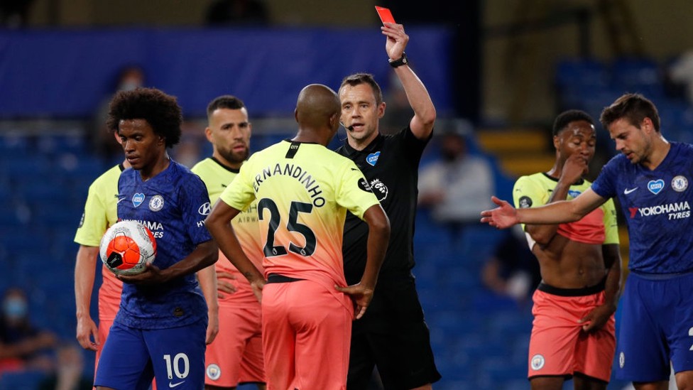 MERAH : Fernandinho diusir wasit setelah menyentuh bola di depan gawang