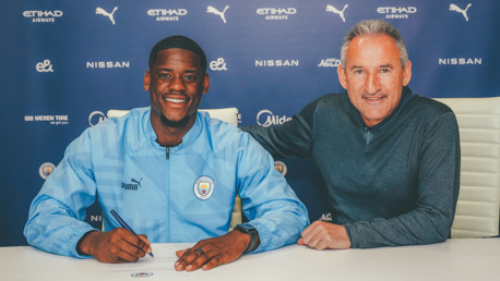 Luke Mbete Tanda Tangani Kontrak Baru