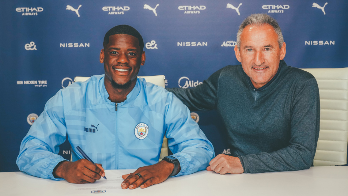 Luke Mbete assina novo contrato com o City