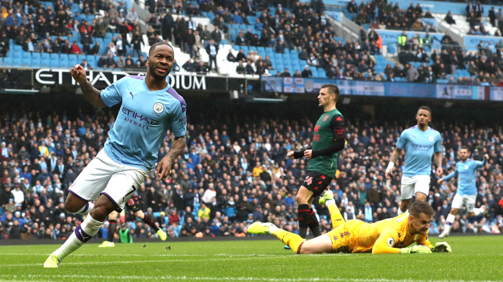 Sterling lidera pelo exemplo, diz Pep