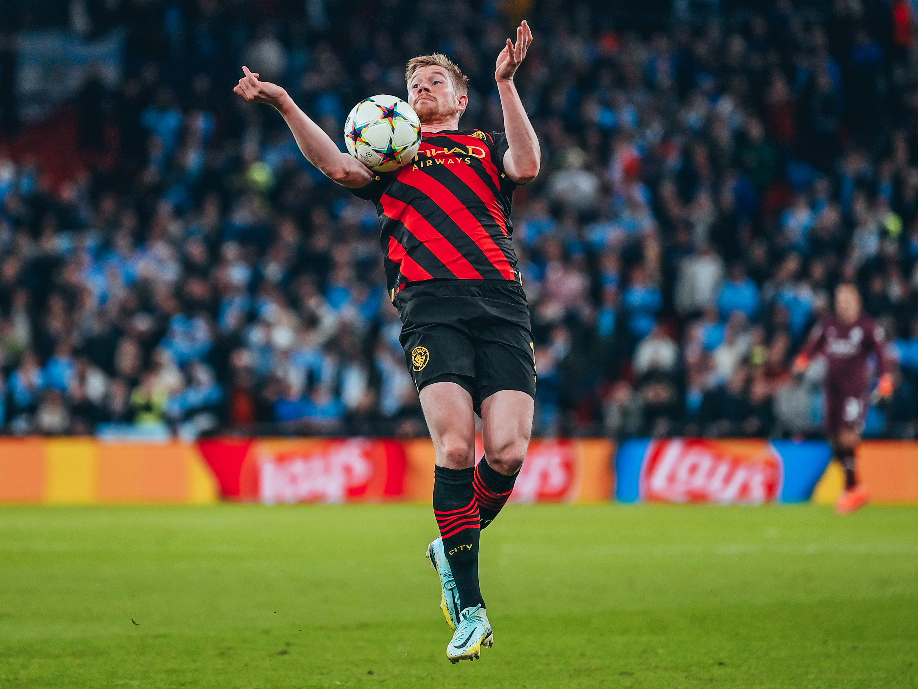 CATEGORIA  : De Bruyne mostra seu talento contra o Leeds. 