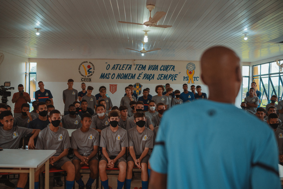A próxima parada foi o PSTC, clube de infância do capitão do City, para inspirar a molecada