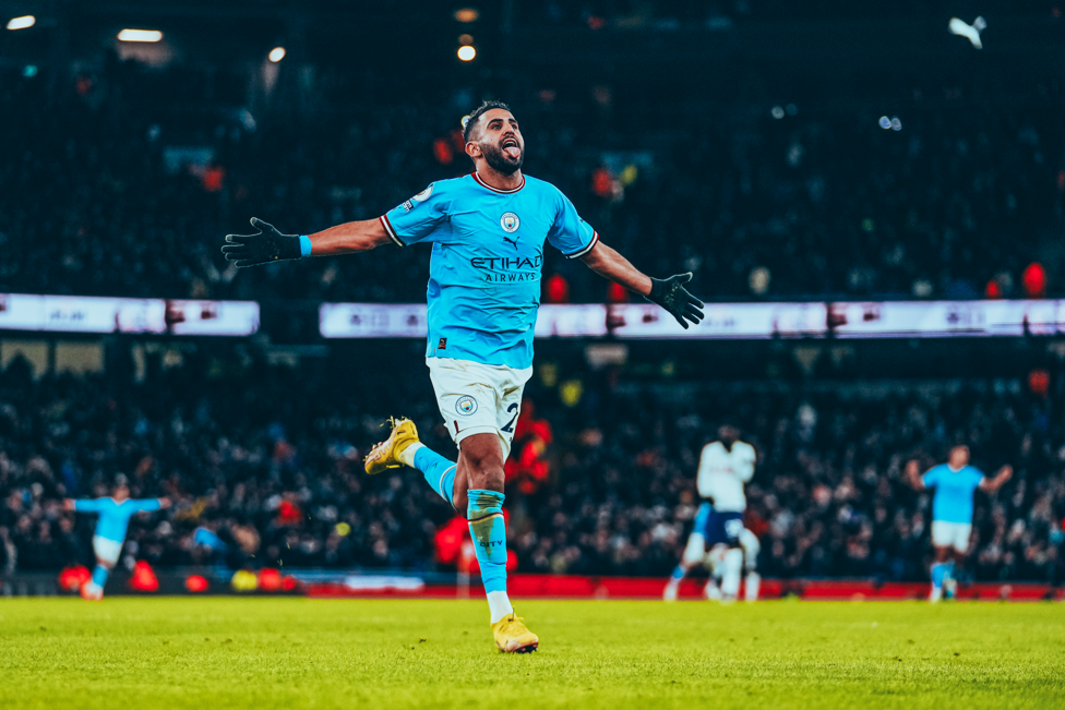 Mahrez comemora gol contra o Tottenham em 2022/23. 
