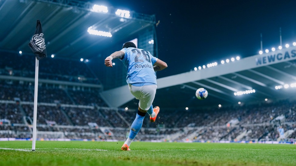 INSWINGER: Corner is swung in by Savinho