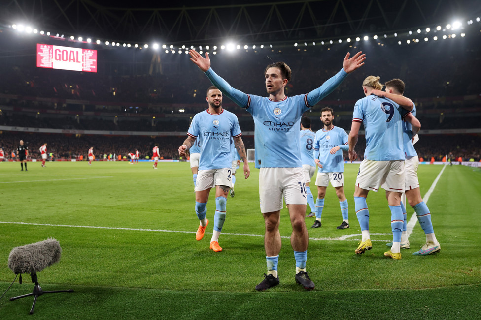 A COMEMORAÇÃO : Grealish celebra seu gol, o segundo nos 3 a 1 contra o Arsenal.