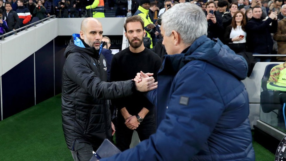 LOS TÉCNICOS. El saludo entre Pep Guardiola y José Mourinho.