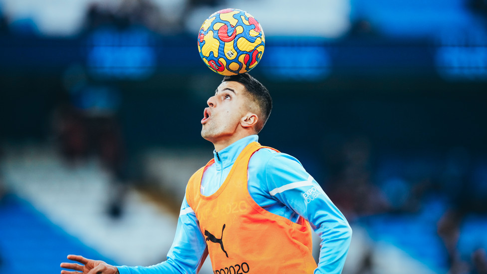 WOW JOAO : Cancelo gives us a Christmas treat with some fancy tricks.