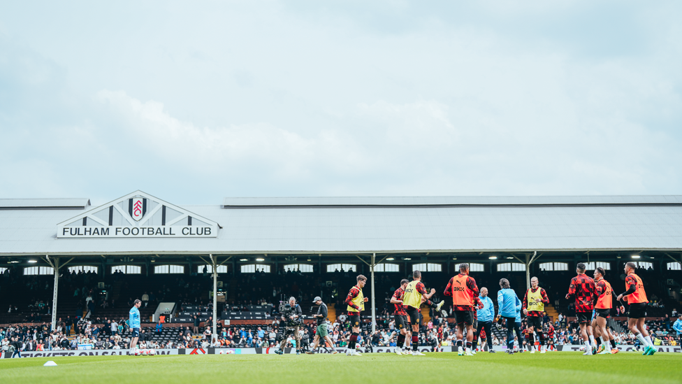 GET LOOSE : The players go through their pre-match drills.