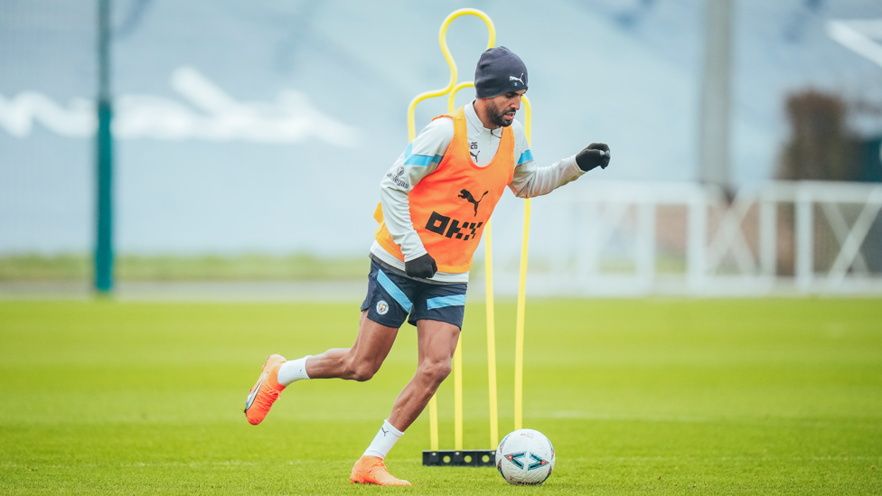 GELANDANG SAYAP AJAIB: Riyad Mahrez dalam kontrol bola penuh!