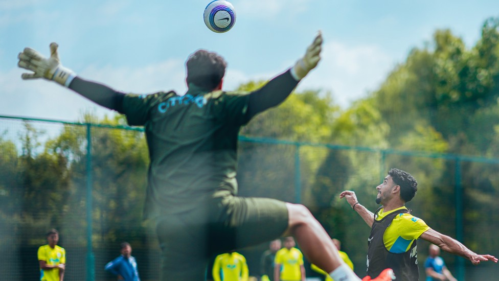 MAKE YOURSELF BIG! Ederson does just that...