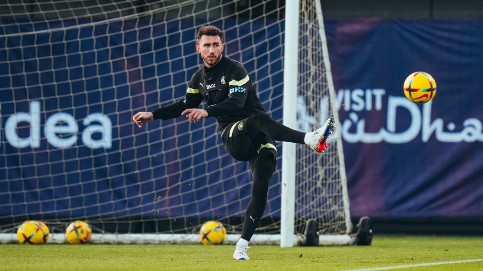 AYMERIC IN ACTION : Laporte sends a pass out wide