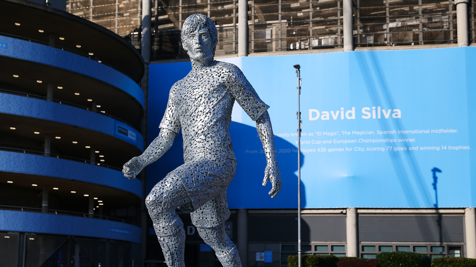 EL MAGO : David Silva's statue is also unveiled alongside Kompany's. 