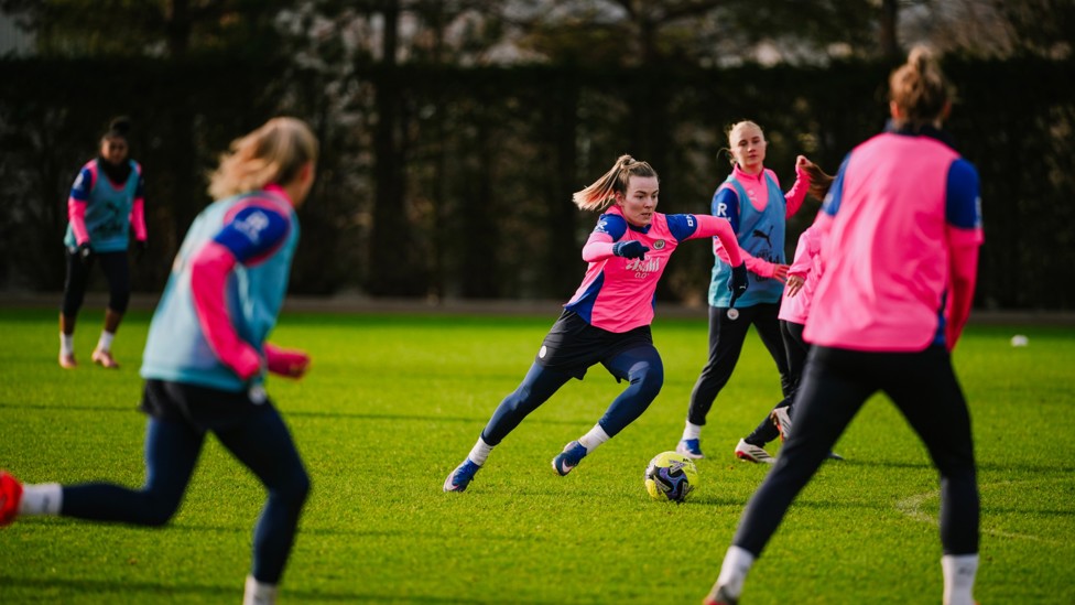 WING WIZARD : Lauren Hemp accelerates into space