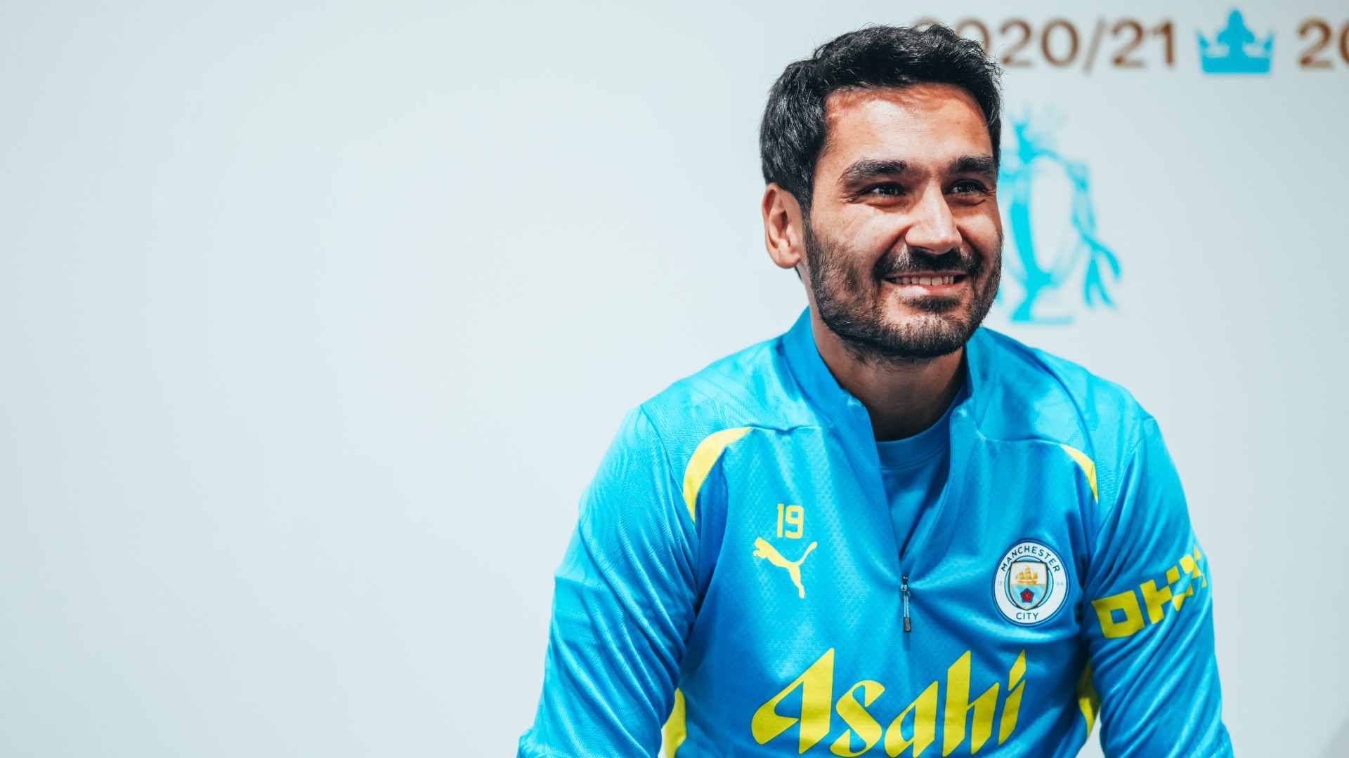 Gundogan sorri ap&oacute;s retornar ao Manchester City