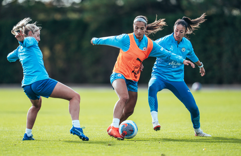 Deyna Castellanos drifts between Laura Coombs and Leila Ouahabi