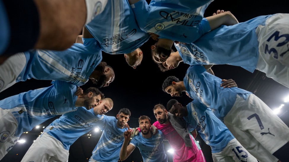 FINAL WORDS : The players have a pre-match huddle