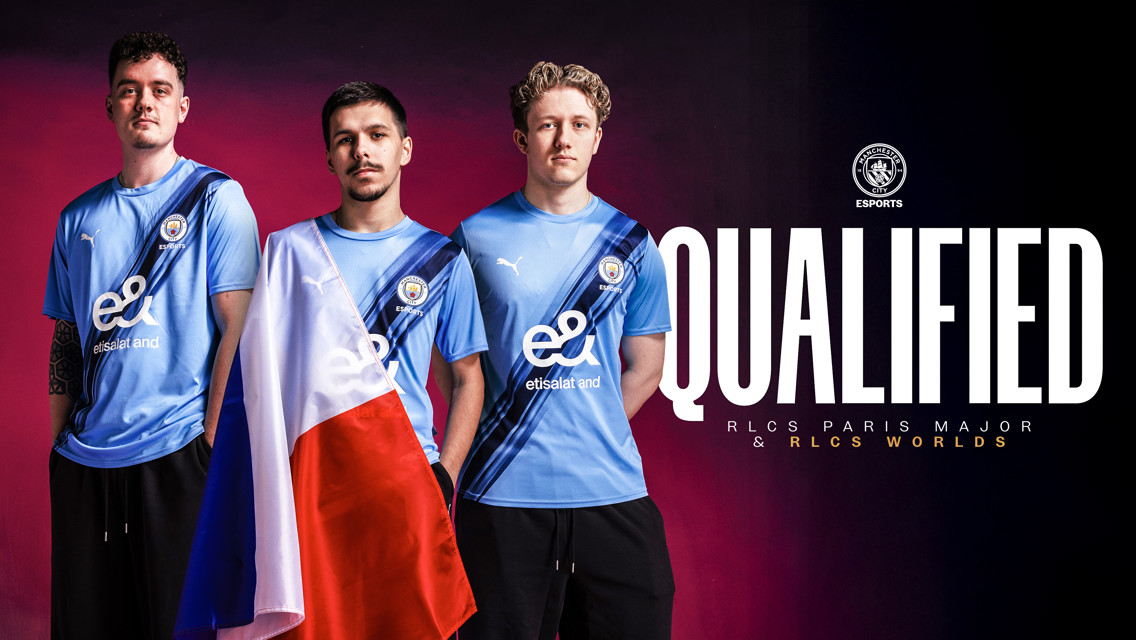 Manchester City Esports team members in blue jerseys with the Manchester City crest, celebrating qualification for RLCS Paris Major and RLCS Worlds. One holds a French flag.