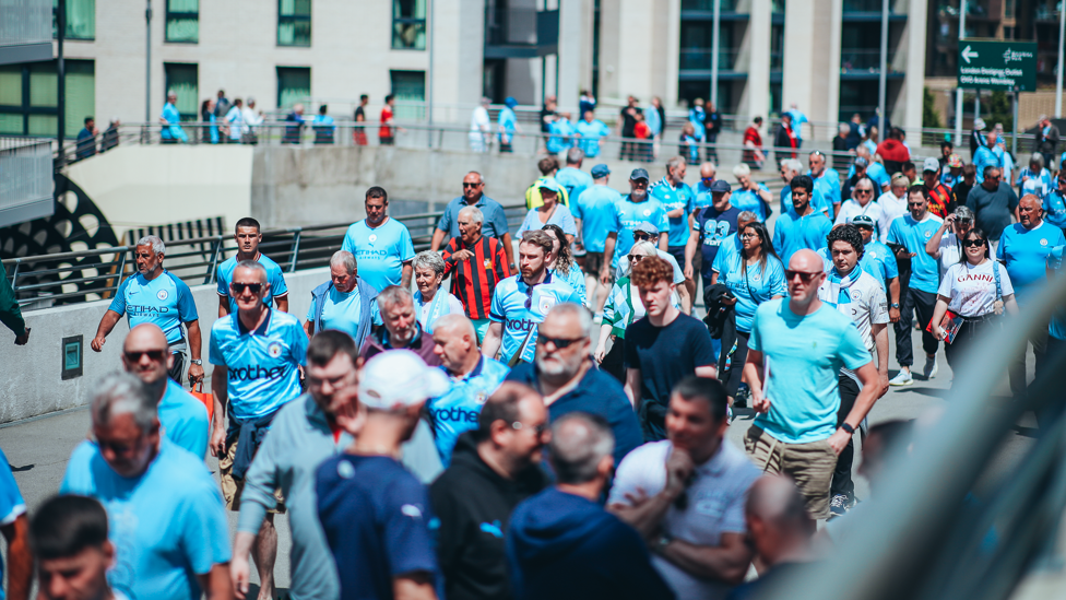 CHEGANDO!  : Torcedores do City em Wembley. 