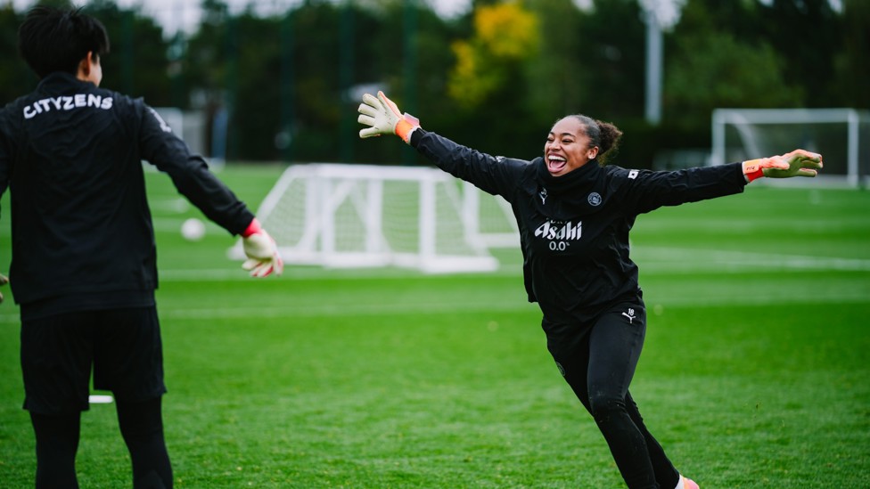 DOUBLE TROUBLE : Khiara Keating and Ayaka Yamashita having fun