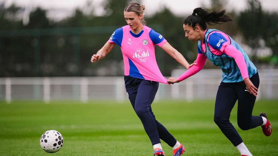 REFEREE! Kerstin Casparij and Leila Ouahabi - foul, surely Leila?