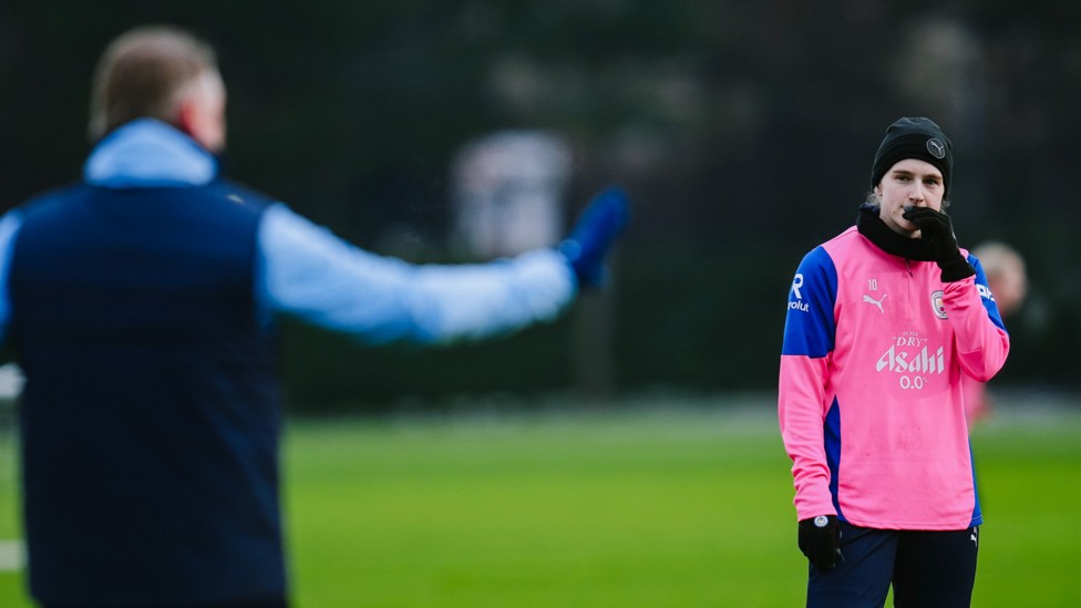 Talking point : Vivianne Miedema listens to the boss