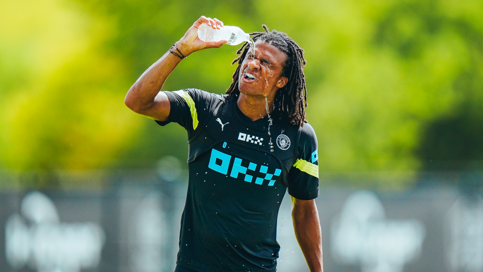 HYDRATION : Nathan Ake keeps cool