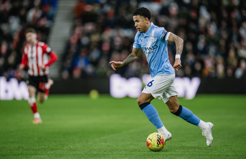 Savinho saiu lesionado contra o Sunderland.