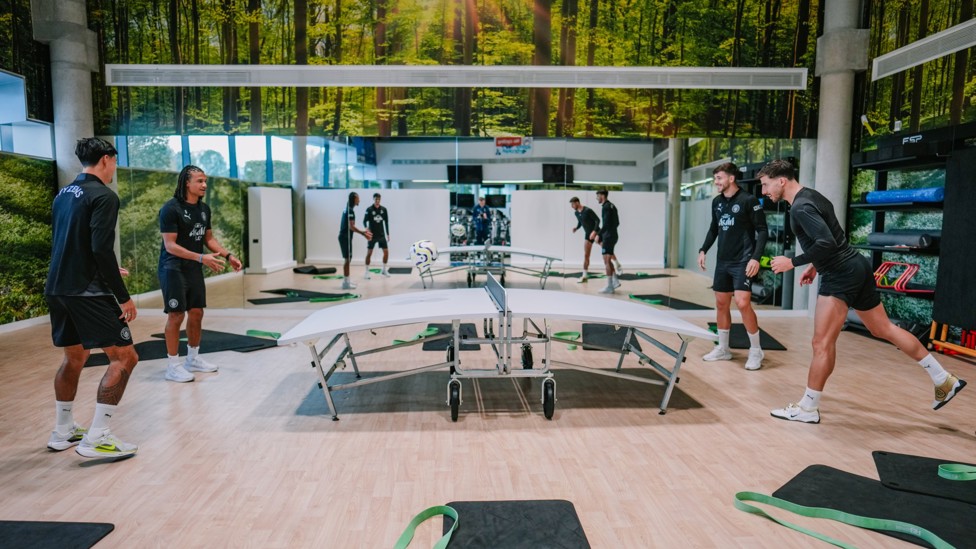 TABLE SERVICE : The players work on their touch